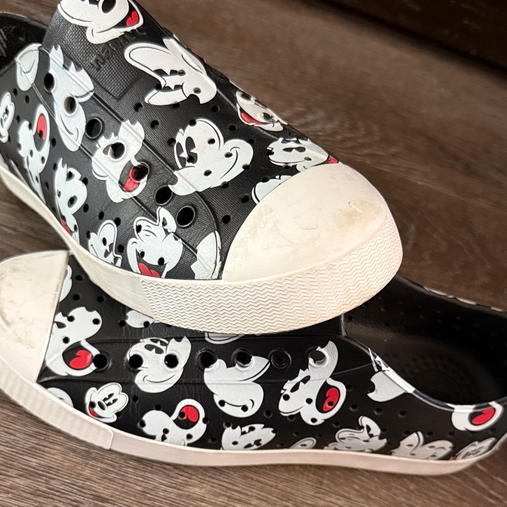 Native Mickey Mouse Black and White Shoes Men's 8 Women 10 Disneyland